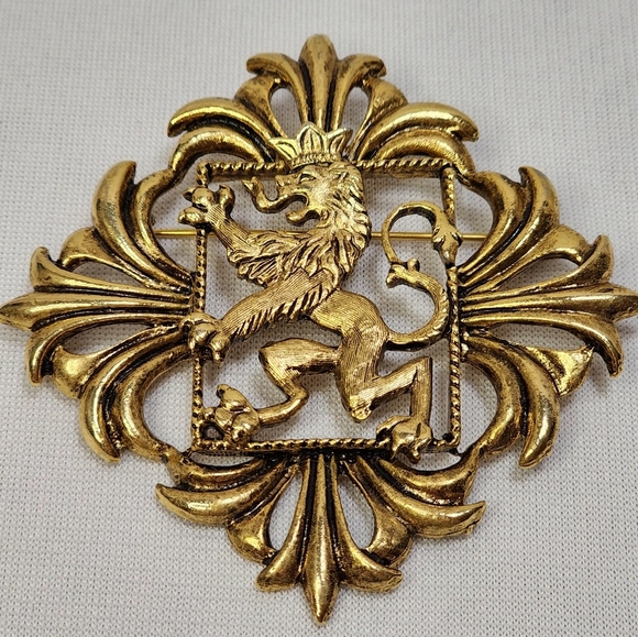 Jewelry - Ginnie Johansen Vintage Regal Lion Coat of Arms Old New Stock